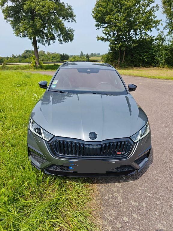Grau Gebraucht 2021 Skoda Octavia RS Kombi | 34.600 € (Etwas zu teuer) - Bild 1/4