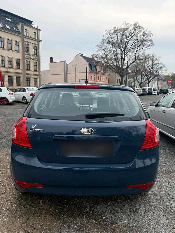 Usado Kia Ceed 90 HP (66 kW) 2010 Azul Citadino