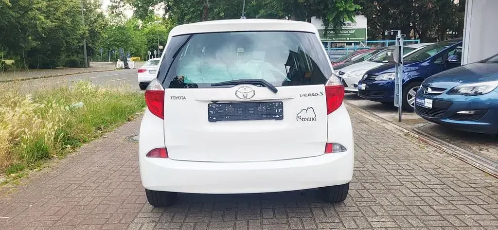 Gebraucht Toyota Verso-S Life 99 PS (72 kW) 2013 Weiß Van / Kleinbus