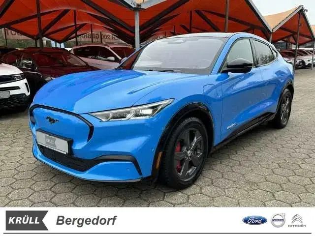 Blau (grabber blue metallic) Gebraucht 2022 Ford Mustang Mach-E Extended Range SUV | 40.901 € (Fairer Preis) - Bild 1/4