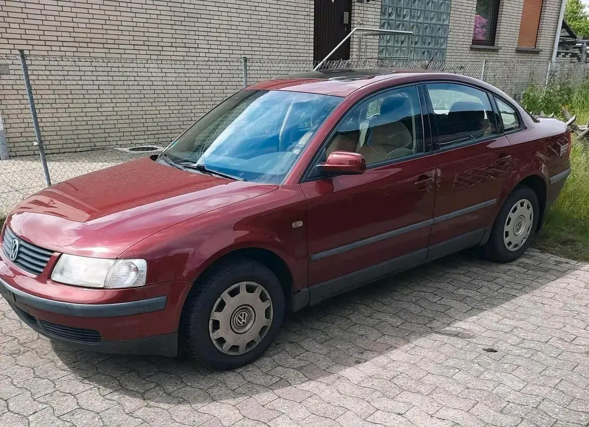 Gebraucht VW Passat 125 PS (91 kW) 1998 Rot Limousine
