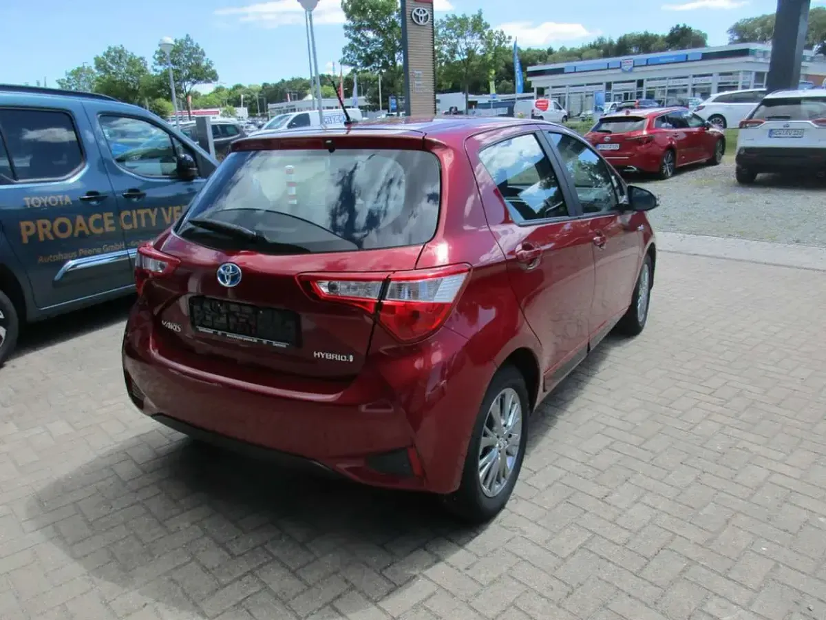 Gebraucht Toyota Yaris Comfort 101 PS (74 kW) 2017 Tokiorot perleffekt Kleinwagen