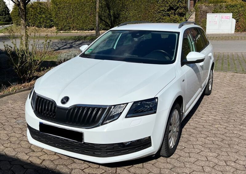 Weiß Gebraucht 2018 Skoda Octavia Clever Kombi | 15.600 € (Fairer Preis) - Bild 1/4