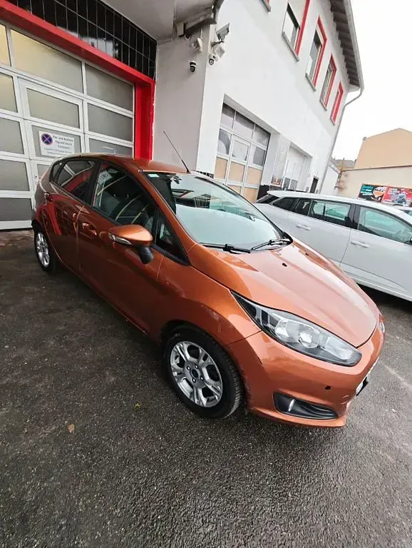 Używany Ford Fiesta SYNC Edition 80 KM (58 kW) 2014 Złoty Hatchback