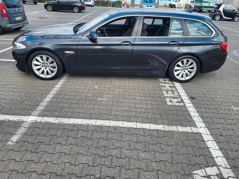 Schwarz Gebraucht 2012 BMW 525 Sport Line Kombi | 10.900 € (Superpreis) - Bild 1/4