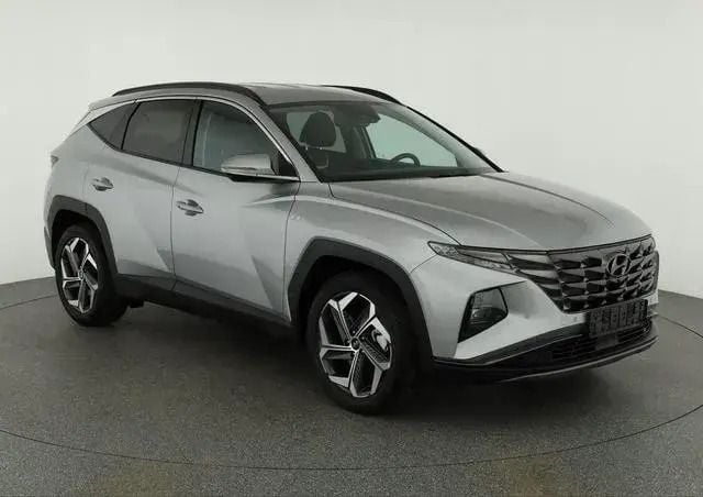 Shimmering silver metallic Neu 2024 Hyundai Tucson Prime SUV | 37.195 € (Fairer Preis) - Bild 1/2