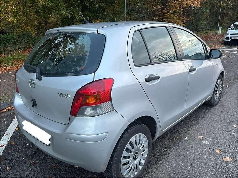 Gebraucht Toyota Yaris Cool 101 PS (74 kW) 2010 Silver mica metallic Kleinwagen
