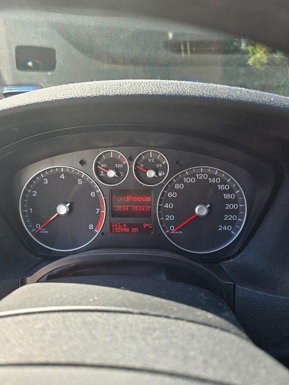 Usado Ford Focus Ghia 145 CV (106 kW) 2007 Plateado Berlina