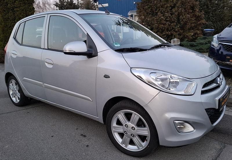 Gebraucht Hyundai i10 Edition 69 PS (50 kW) 2012 Silber Kleinwagen