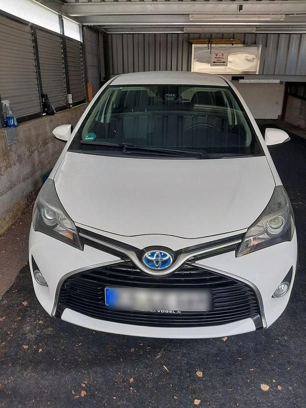 Weiß Gebraucht 2016 Toyota Yaris Hybrid Edition-S Kleinwagen | 10.999 € - Bild 1/4