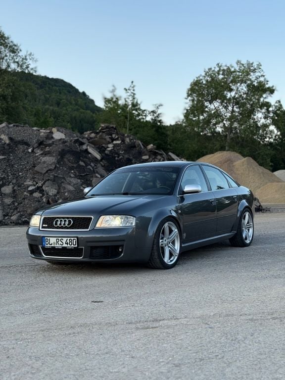 Grau Gebraucht 2004 Audi RS6 Sport Limousine | 23.500 € (Fairer Preis) - Bild 1/4