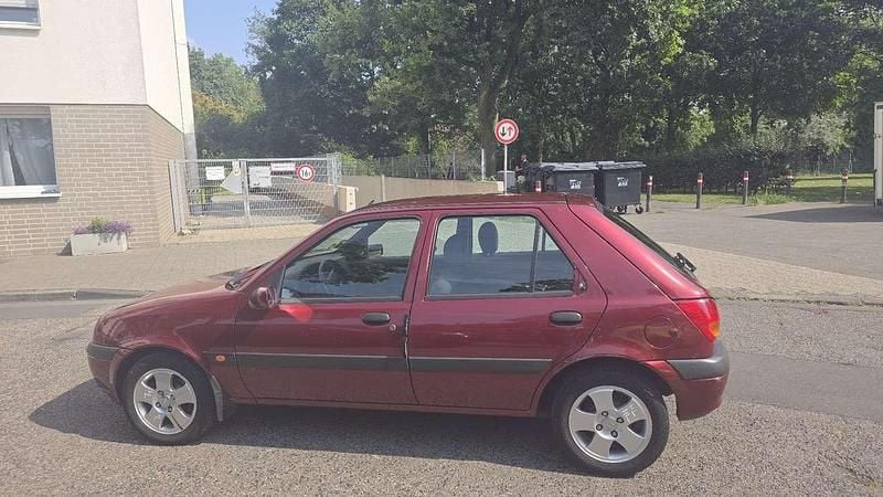 Rot Gebraucht 2001 Ford Fiesta Kleinwagen | 1.300 € (Fairer Preis) - Bild 1/4