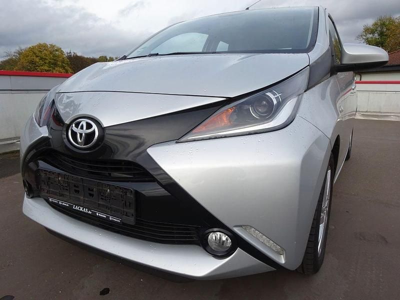 Silber Gebraucht 2016 Toyota Aygo X-play Kleinwagen | 7.590 € (Fairer Preis) - Bild 1/4