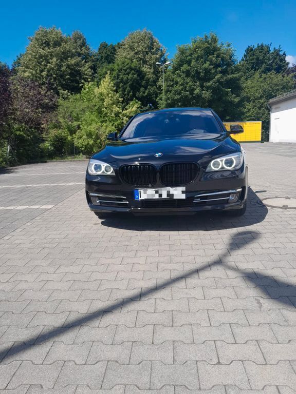 Schwarz Gebraucht 2012 BMW 730 Limousine | 15.850 € (Fairer Preis) - Bild 1/4
