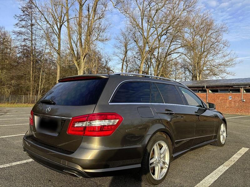 Gebraucht Mercedes E250 Avantgarde 204 PS (150 kW) 2012 Grau Kombi