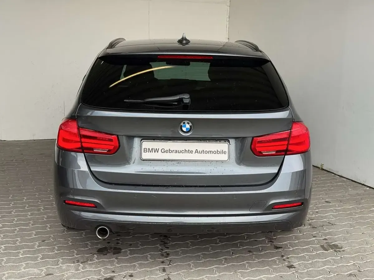 Gebraucht BMW 318 Advantage 136 PS (100 kW) 2019 Grau Limousine