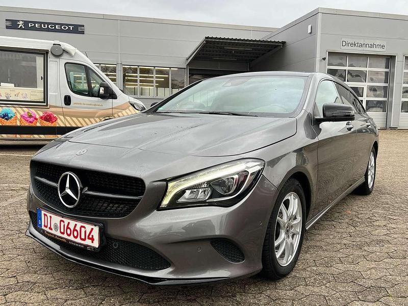 Gebraucht Mercedes CLA220 177 PS (130 kW) 2017 Mountaingrau  met. Limousine