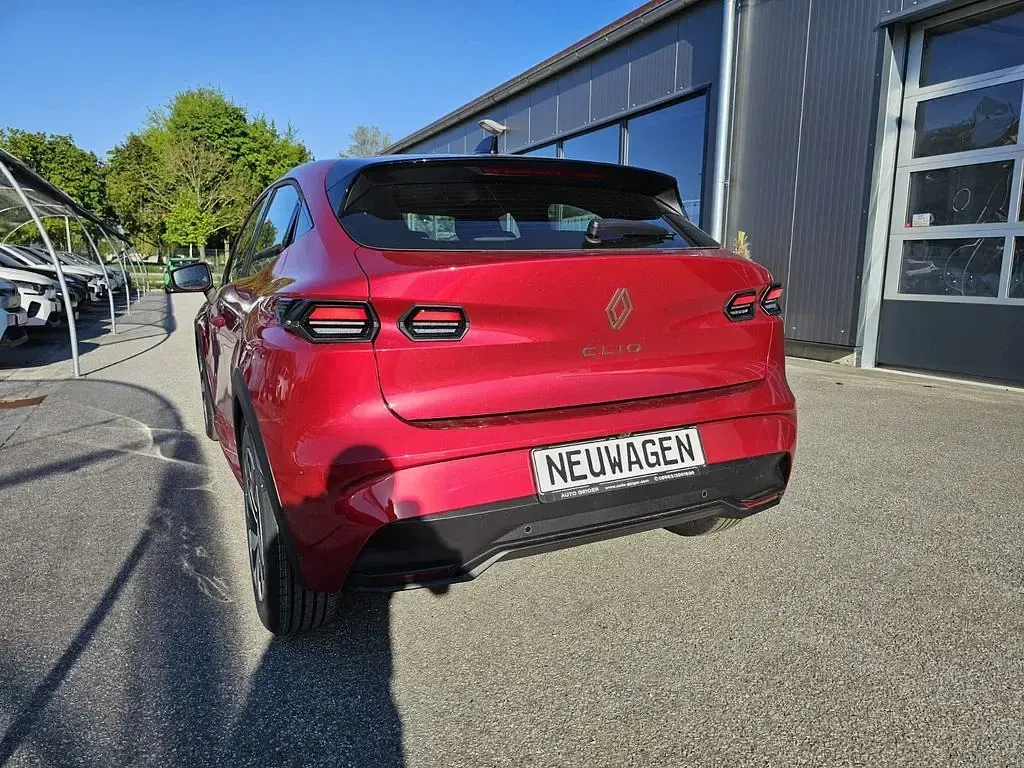 Ny Renault Clio V Evolution 114 HK (83 kW) 2026 Rød Sedan