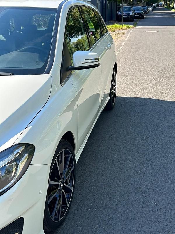 Gebraucht Mercedes B180 122 PS (89 kW) 2017 Weiß Van / Kleinbus