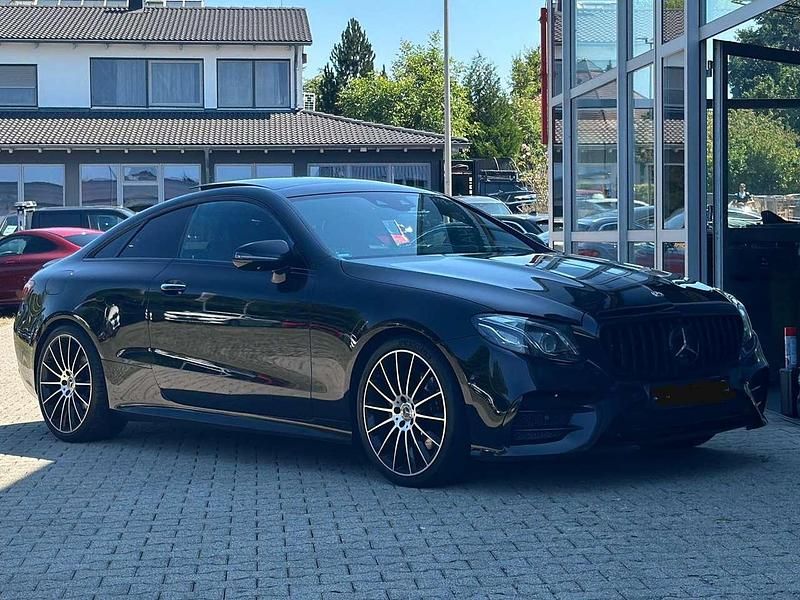 Schwarz Gebraucht 2018 Mercedes E220 AMG line Coupé | 36.900 € (Teuer) - Bild 1/4