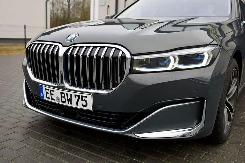 Gebraucht BMW 750 400 PS (294 kW) 2019 Grau Limousine