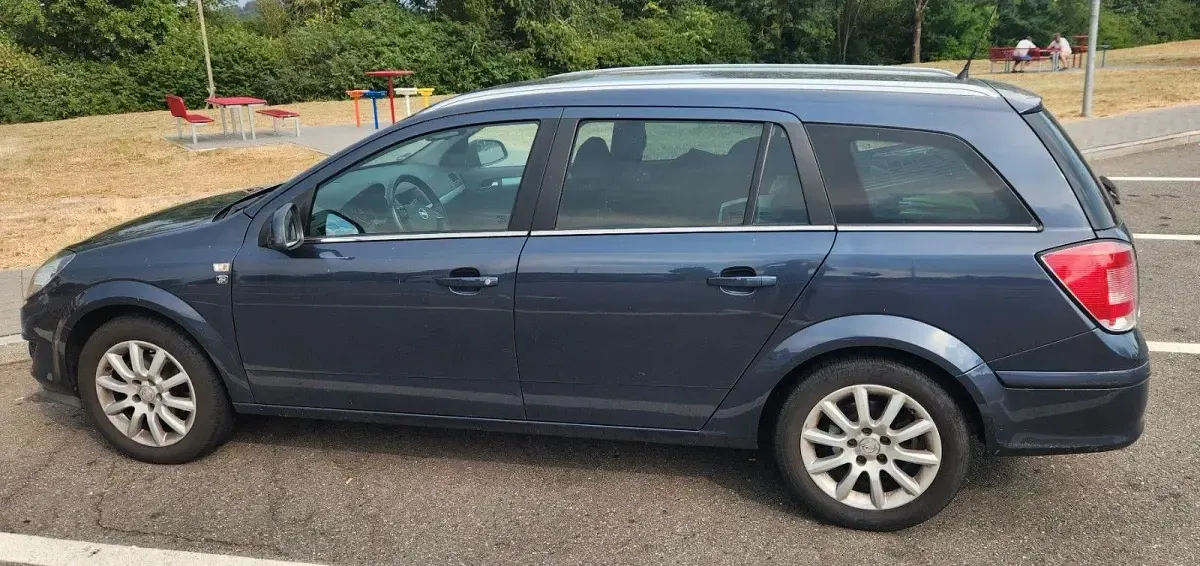 Gebraucht Opel Astra Edition 116 PS (85 kW) 2010 Grau Limousine