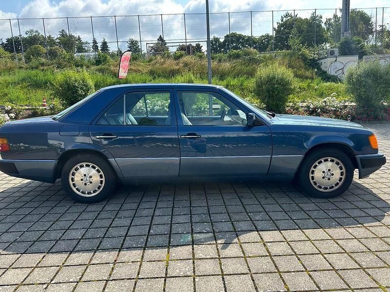 Gebraucht Mercedes E230 132 PS (97 kW) 1990 Blau Limousine