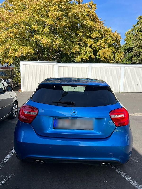 Gebraucht Mercedes A180 Urban 122 PS (89 kW) 2012 Blau Limousine