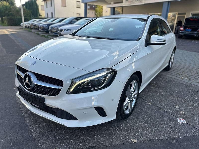 Weiß Gebraucht 2015 Mercedes A200 Kleinwagen | 12.790 € (Fairer Preis) - Bild 1/4