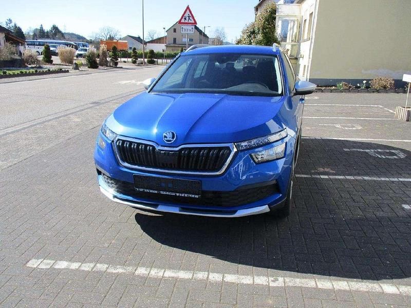 Raceblau metallic (metallic) Gebraucht 2023 Skoda Kamiq ScoutLine SUV | 23.990 € (Guter Preis) - Bild 1/4