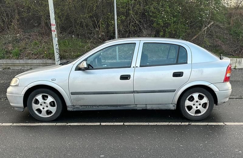 Gebraucht Opel Astra 75 PS (55 kW) 1998 Silber Limousine