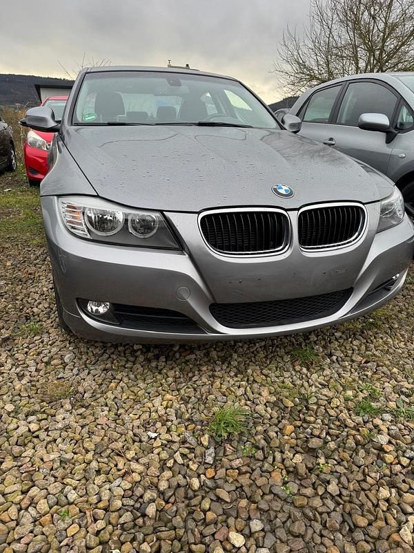 Gebraucht BMW 318 143 PS (105 kW) 2010 Grau Limousine
