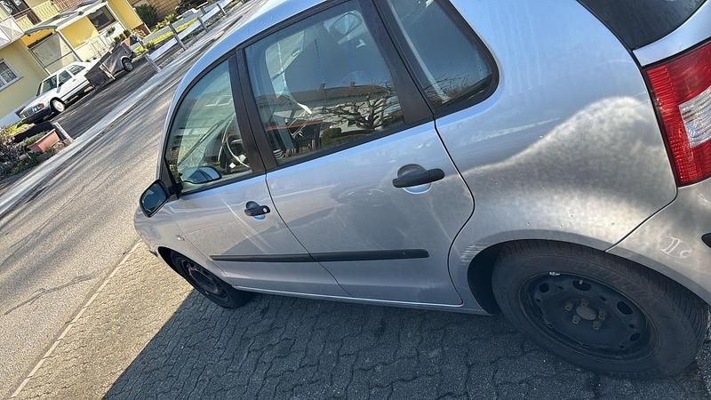 Grau Gebraucht 2003 VW Polo Limousine | 1.600 € (Fairer Preis) - Bild 1/4