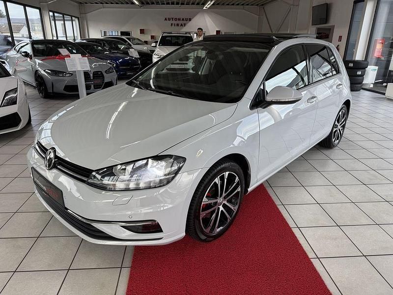 Weiß Gebraucht 2017 VW Golf Limousine | 12.249 € (Fairer Preis) - Bild 1/4