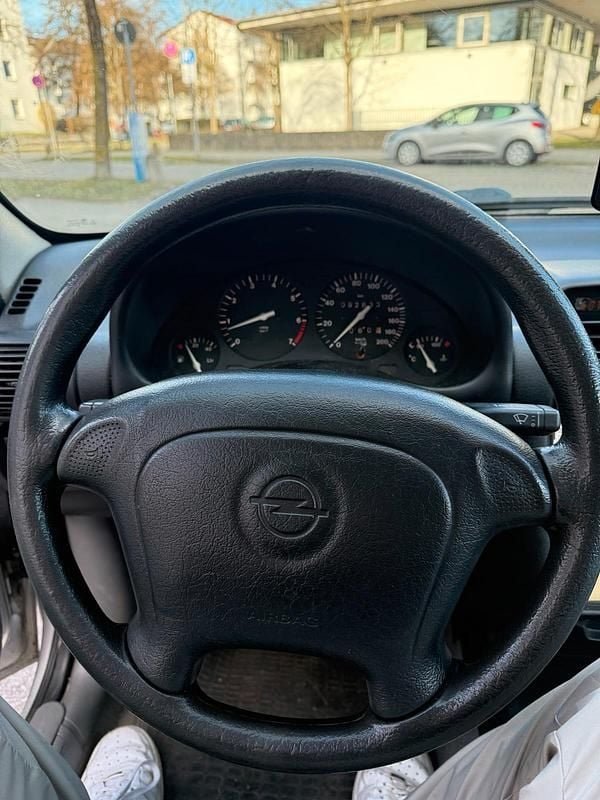 Gebraucht Opel Corsa 90 PS (66 kW) 1997 Silber Kleinwagen