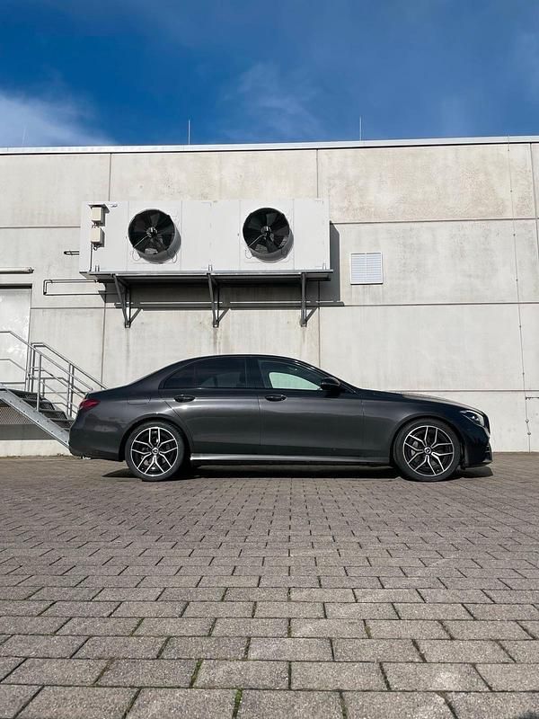 Grau Gebraucht 2022 Mercedes E220 AMG Limousine | 41.900 € (Etwas zu teuer) - Bild 1/4