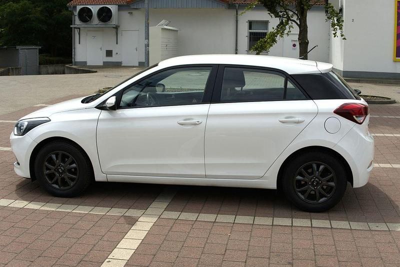 Weiß Gebraucht 2018 Hyundai i20 YES! Limousine | 8.500 € (Guter Preis) - Bild 1/4