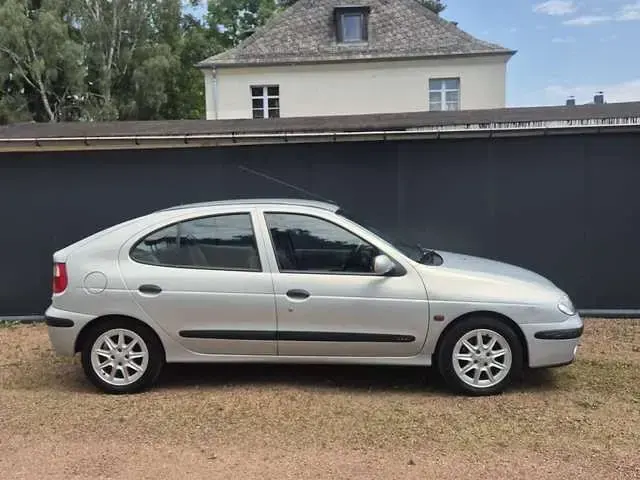 Gebraucht Renault Mégane Authentique 95 PS (69 kW) 2000 Silber (metallic) Limousine
