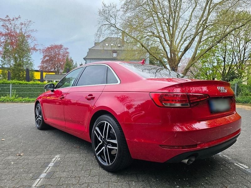 Używany Audi A4 Ambiente 190 KM (139 kW) 2018 Czerwony Sedan/Limuzyna