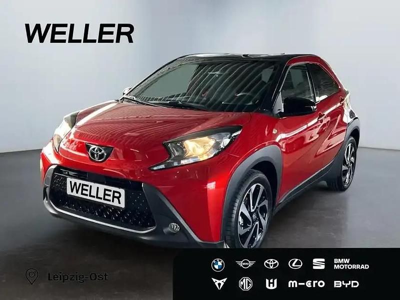 Gebraucht Toyota Aygo 72 PS (52 kW) 2025 Chili red / night sky black (rot) Kleinwagen