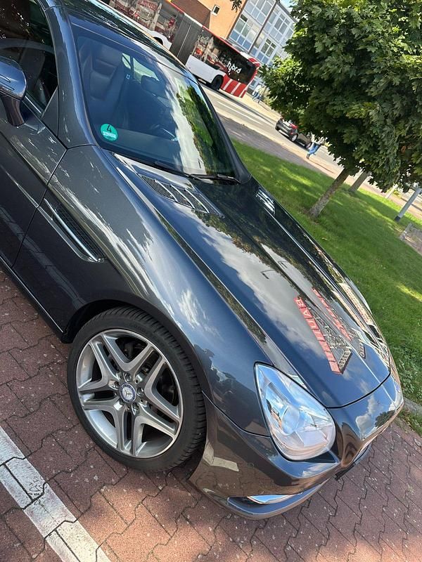 Grau Gebraucht 2011 Mercedes SLK200 Cabrio | 13.500 € - Bild 1/4