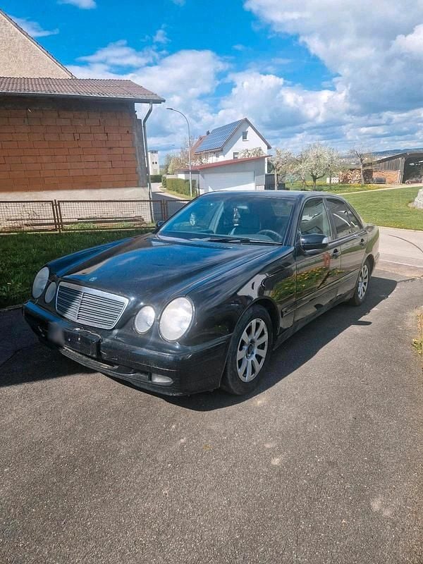 Second-hand Mercedes E220 143 CP (105 kW) 2000 Negru Berlinǎ