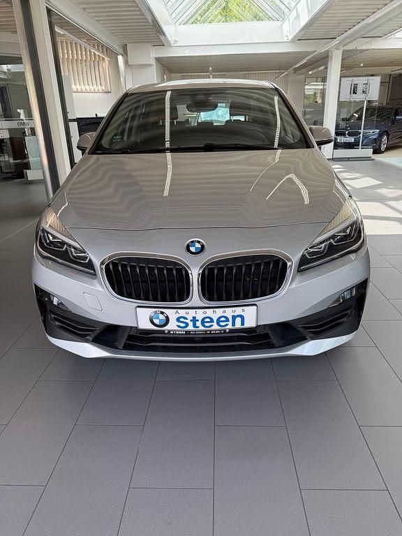 Glaciersilber metallic Gebraucht 2021 BMW 220 Active Tourer Advantage Van / Kleinbus | 22.490 € (Fairer Preis) - Bild 1/4