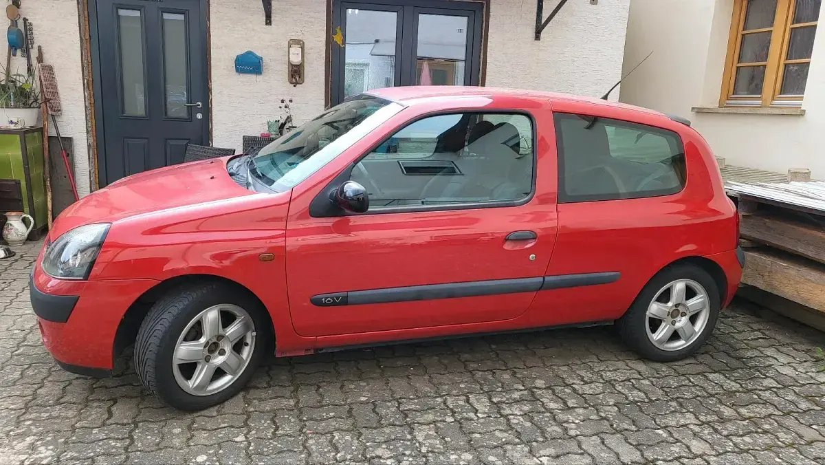 Gebraucht Renault Clio II 75 PS (55 kW) 2002 Rot Kleinwagen