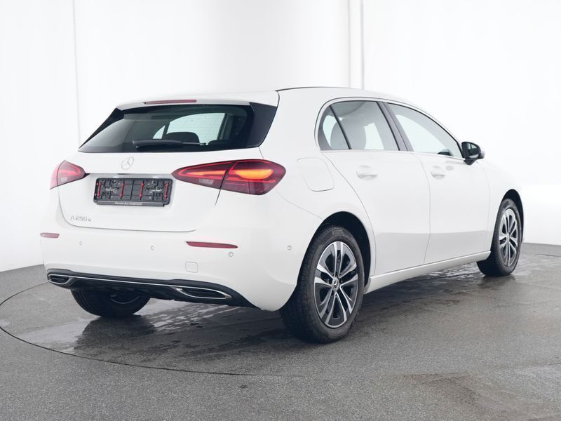 Gebraucht Mercedes A250 Advanced 163 PS (119 kW) 2024 Unilack polarweiss Limousine