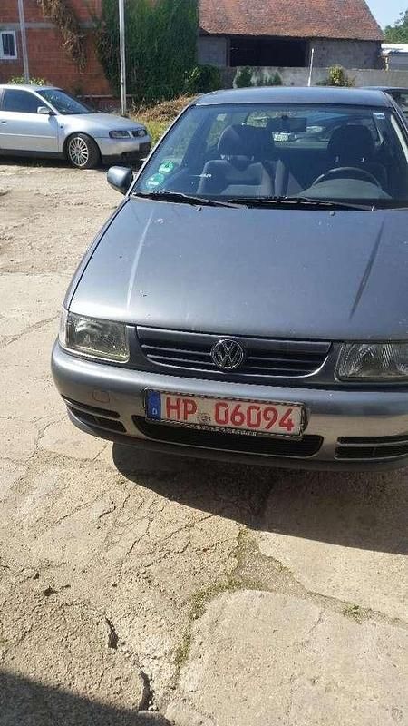 Grau Gebraucht 1996 VW Polo Limousine | 900 € (Guter Preis) - Bild 1/4