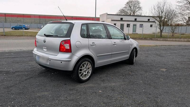 Gebraucht VW Polo 64 PS (47 kW) 2004 Silber Kleinwagen