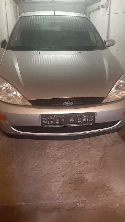 Grau Gebraucht 2000 Ford Focus Ambiente Limousine | 890 € (Guter Preis) - Bild 1/3