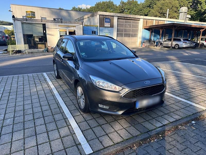 Grau Gebraucht 2016 Ford Focus Cool & Connect Kombi | 6.000 € (Fairer Preis) - Bild 1/4