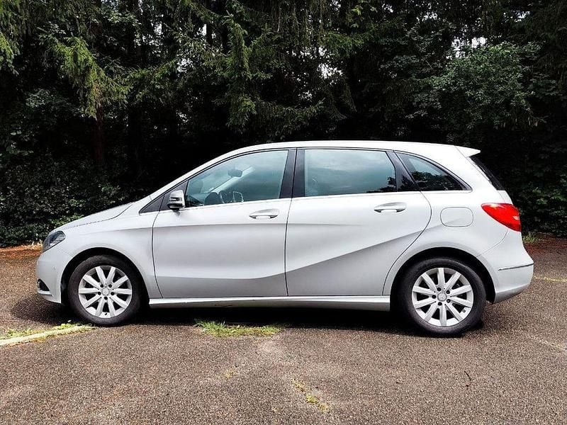 Gebraucht Mercedes B180 122 PS (89 kW) 2014 Silber Van / Kleinbus